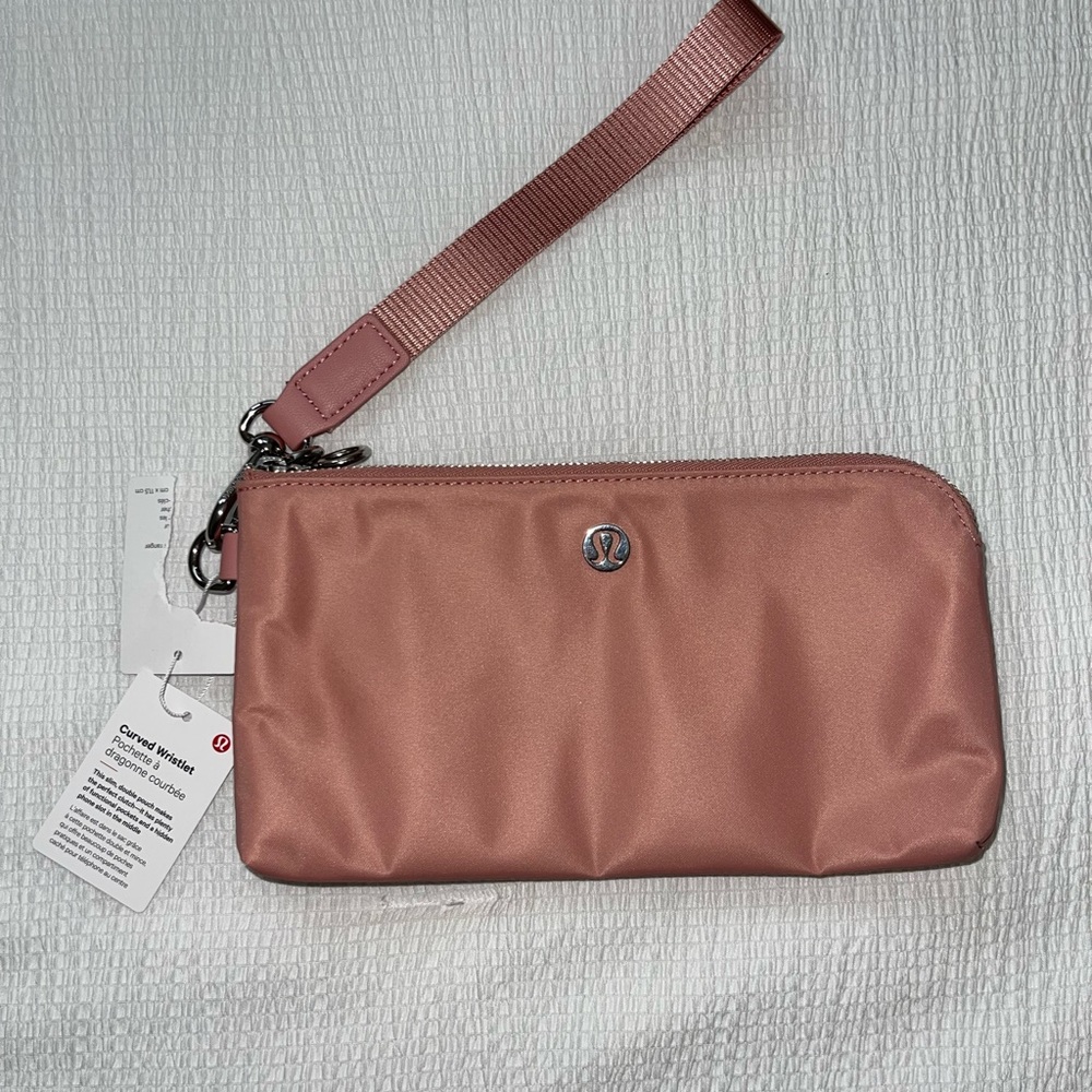 NWT lulu Curved Wristlet